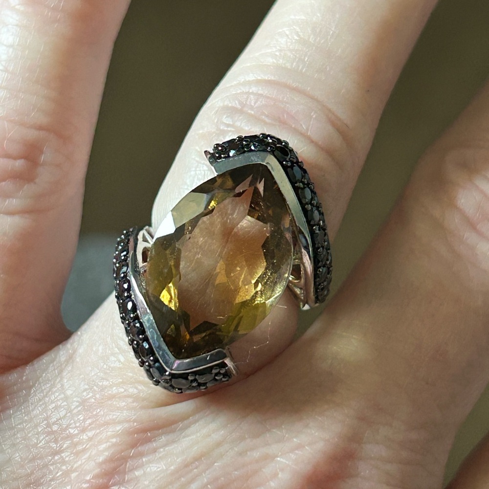 Elegant Gold and Black Stone Ring